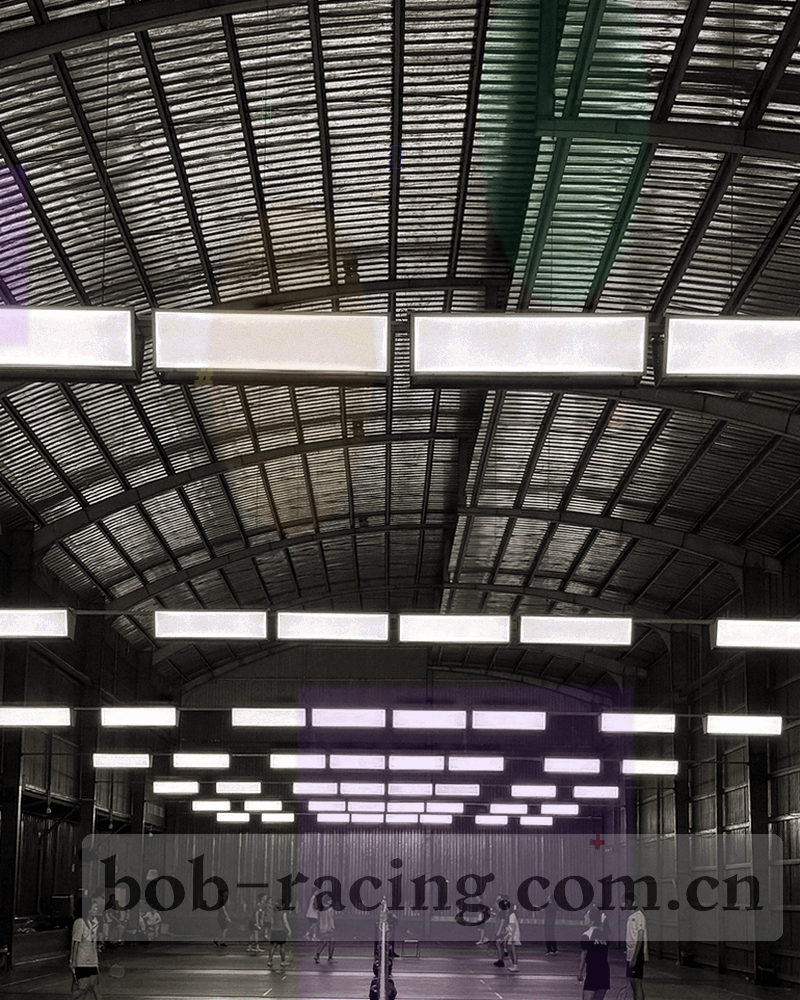 手持小屏设备显示赛程列表与三步注册引导界面，背景为夜间看台