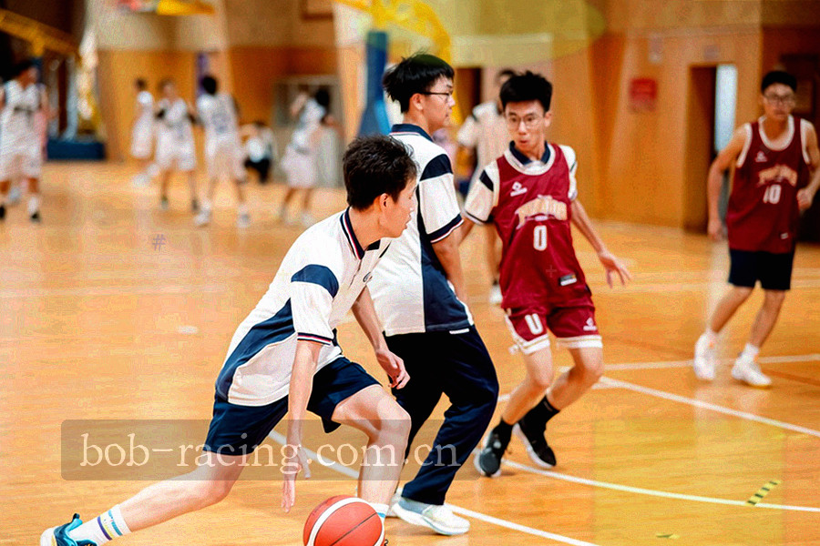 从看台一端向场地另一端的长焦视角，光线偏冷